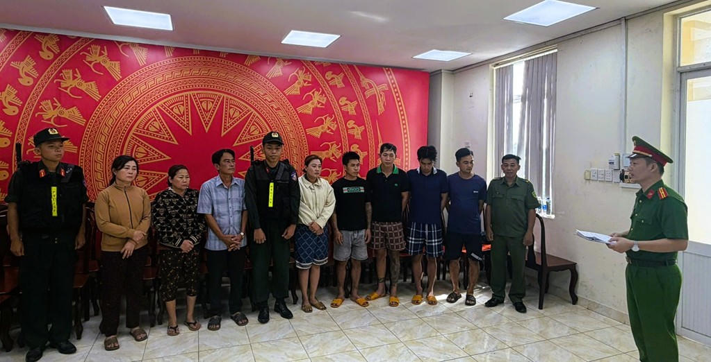 Cơ quan Cảnh s&aacute;t điều tra đọc lệnh khởi tố bắt tạm giam c&aacute;c bị can. Ảnh: C&ocirc;ng an cung cấp.