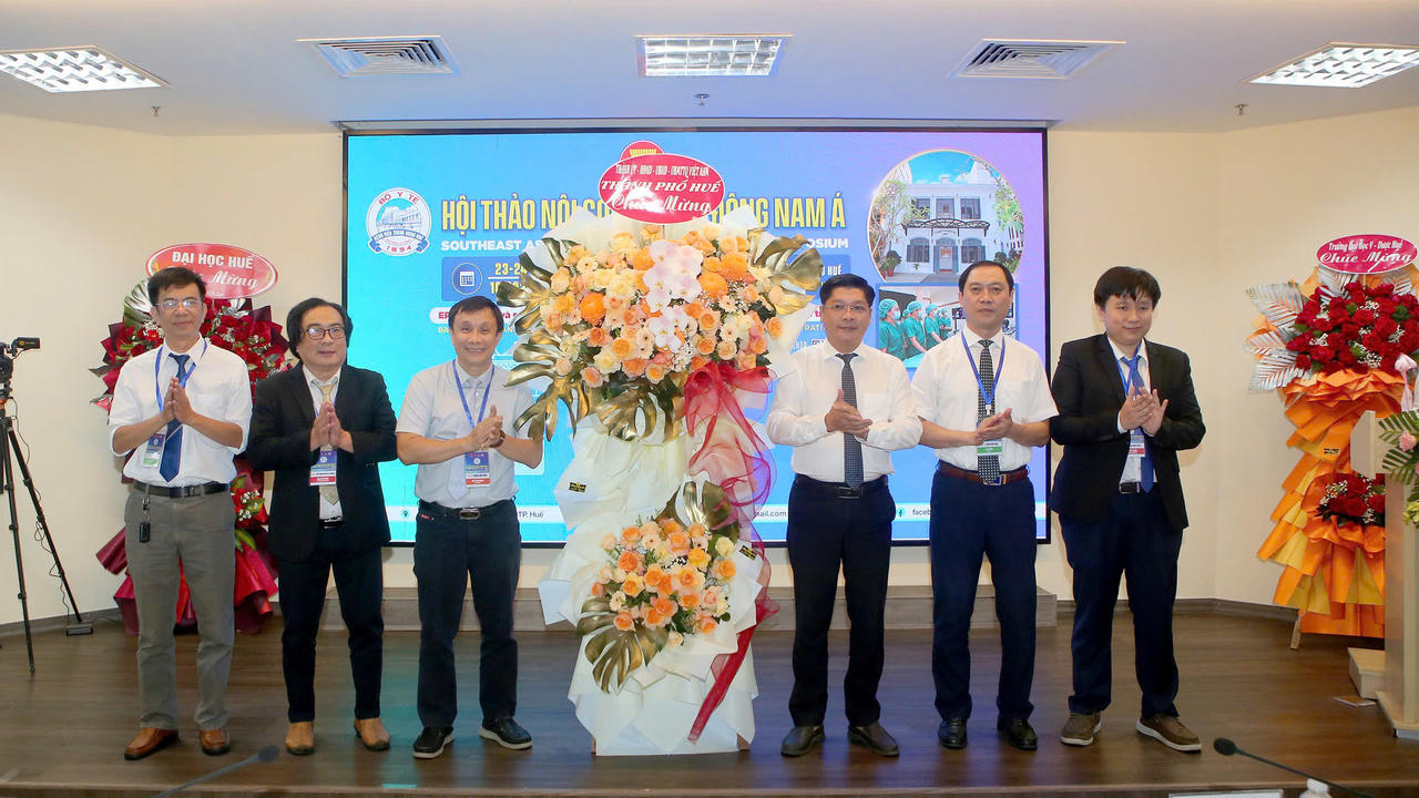 Ph&oacute; B&iacute; thư Th&agrave;nh ủy, Chủ tịch Ủy ban MTTQ Việt Nam TP Huế Nguyễn Ch&iacute; T&agrave;i (thứ 3, phải sang) tặng hoa ch&uacute;c mừng hội thảo. (Ảnh: B.Tr&acirc;m)