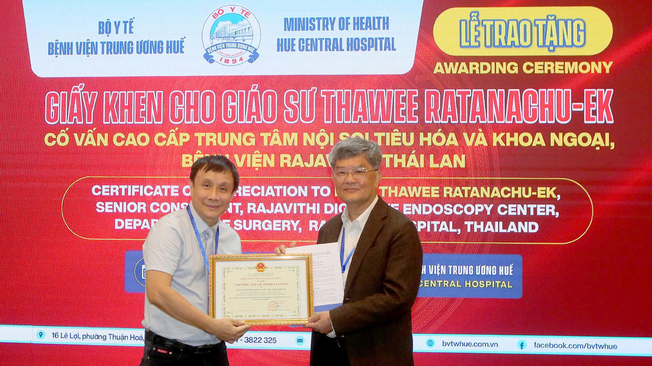 L&atilde;nh đạo BVTW Huế trao giấy khen cho Gi&aacute;o sư Thawee Ratanachu- Ek, Cố vấn cao cấp Trung t&acirc;m Nội soi ti&ecirc;u h&oacute;a v&agrave; khoa ngoại, Bệnh viện Rajavithi (Th&aacute;i Lan). (Ảnh: B.Tr&acirc;m)