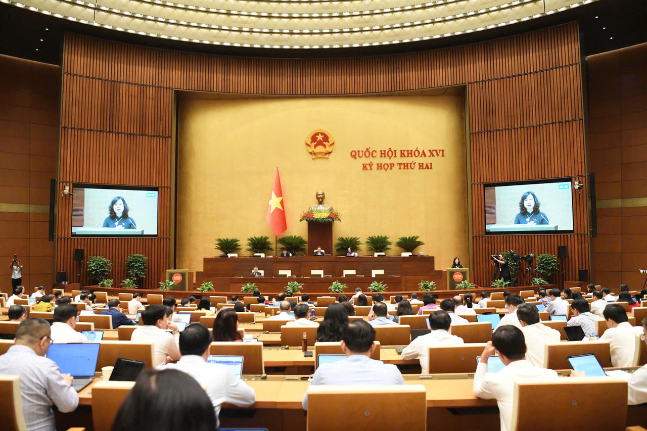 Quốc hội họp phi&ecirc;n to&agrave;n thể tại Hội trường, nghe Tờ tr&igrave;nh v&agrave; B&aacute;o c&aacute;o thẩm tra dự &aacute;n Luật An to&agrave;n thực phẩm (sửa đổi).