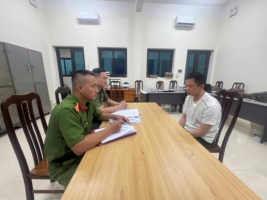 Đối tượng Trần Anh H&agrave;o tại Cơ quan điều tra.