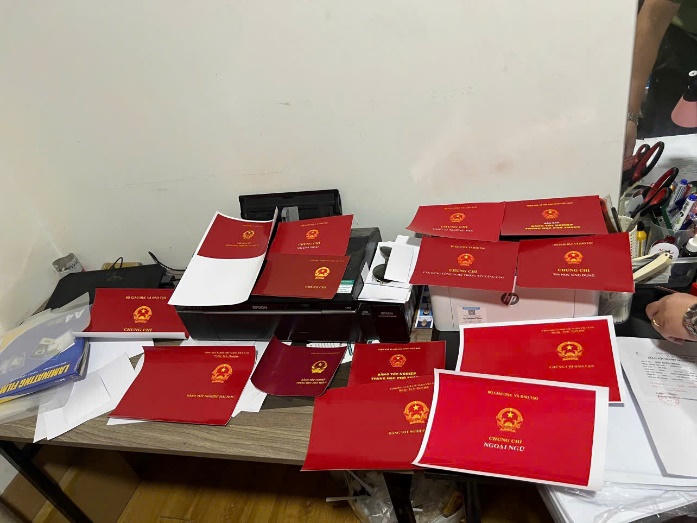 Văn bằng chứng chỉ giả.