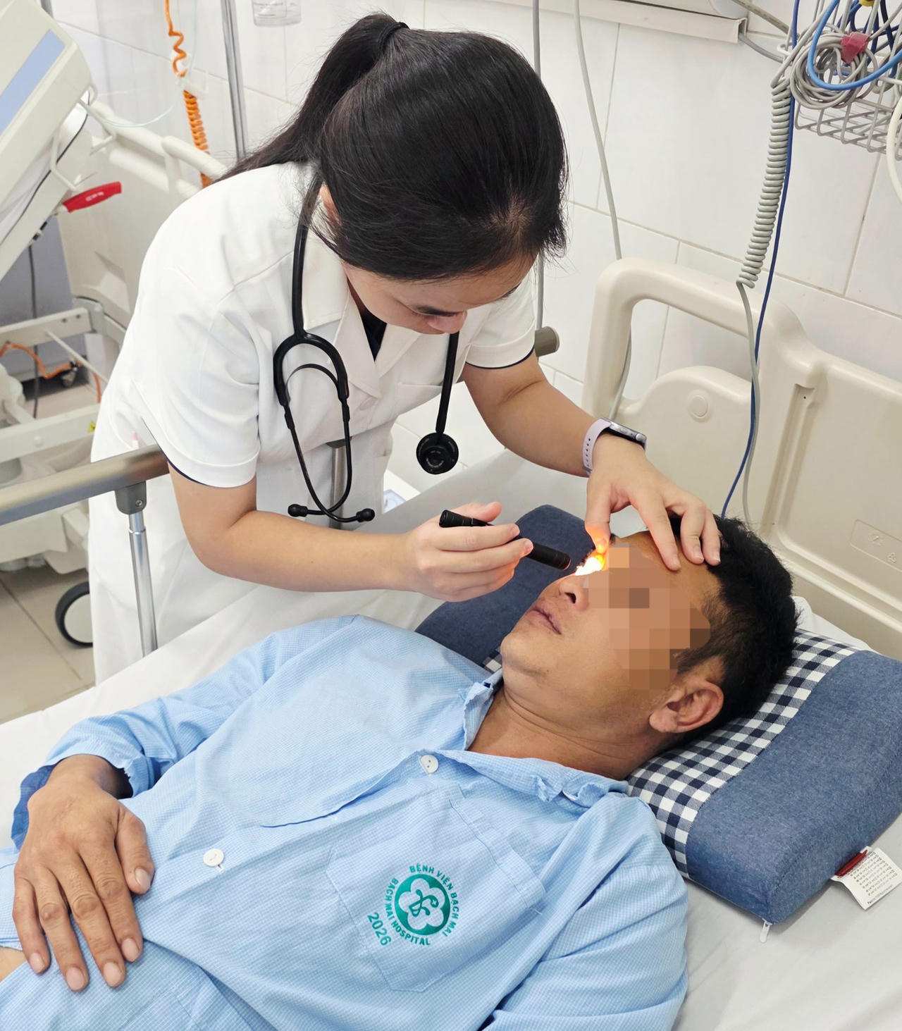 Bệnh nh&acirc;n từng bị tổn thương h&ocirc; hấp nghi&ecirc;m trọng, k&egrave;m bỏng kết gi&aacute;c mạc mắt, hiện đ&atilde; chuyển ra khỏi khu vực hồi sức t&iacute;ch cực. (Ảnh: BVBM)