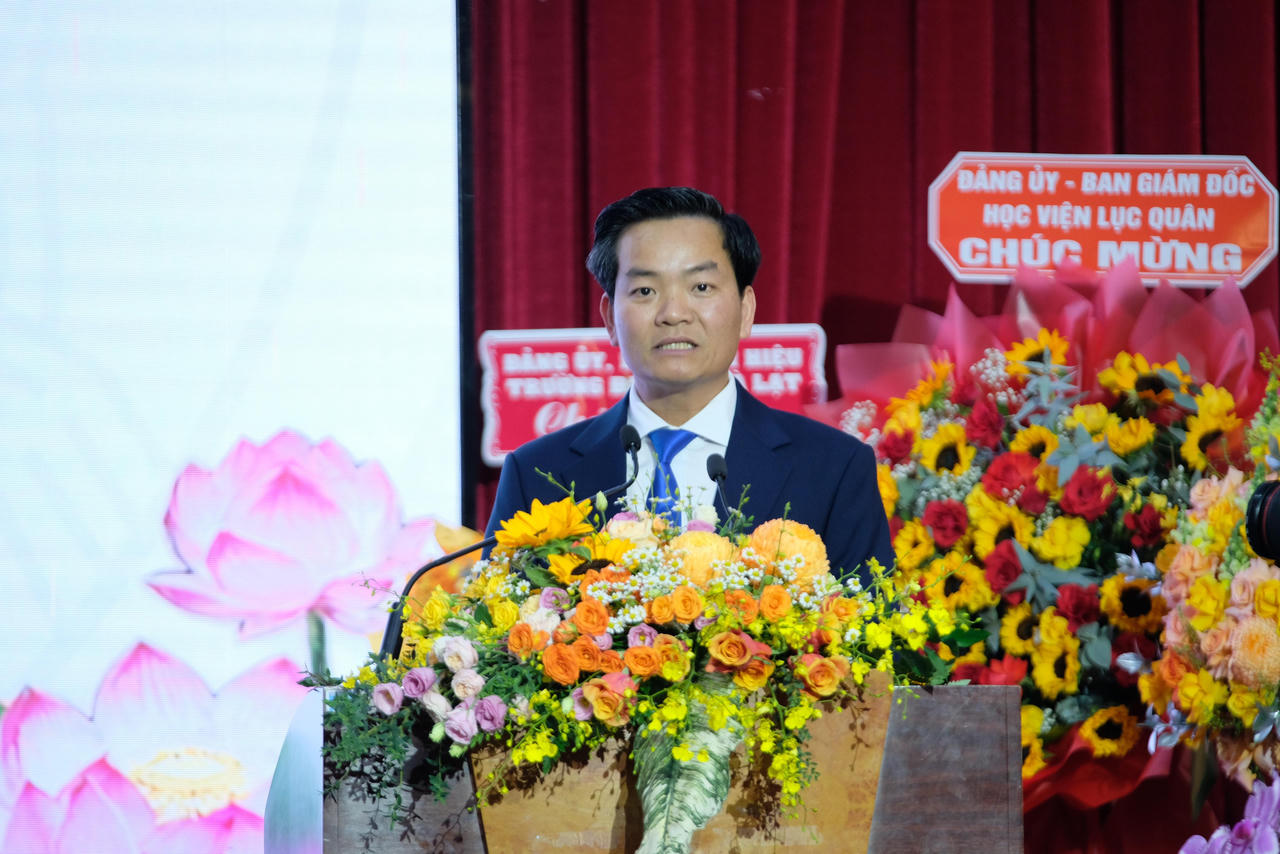 TS Mai Minh Nhật, Hiệu trưởng Trường Đại học Đ&agrave; Lạt điểm lại những kết quả nổi bật của nh&agrave; trường sau 50 năm đổi mới v&agrave; ph&aacute;t triển. Ảnh: D.N.