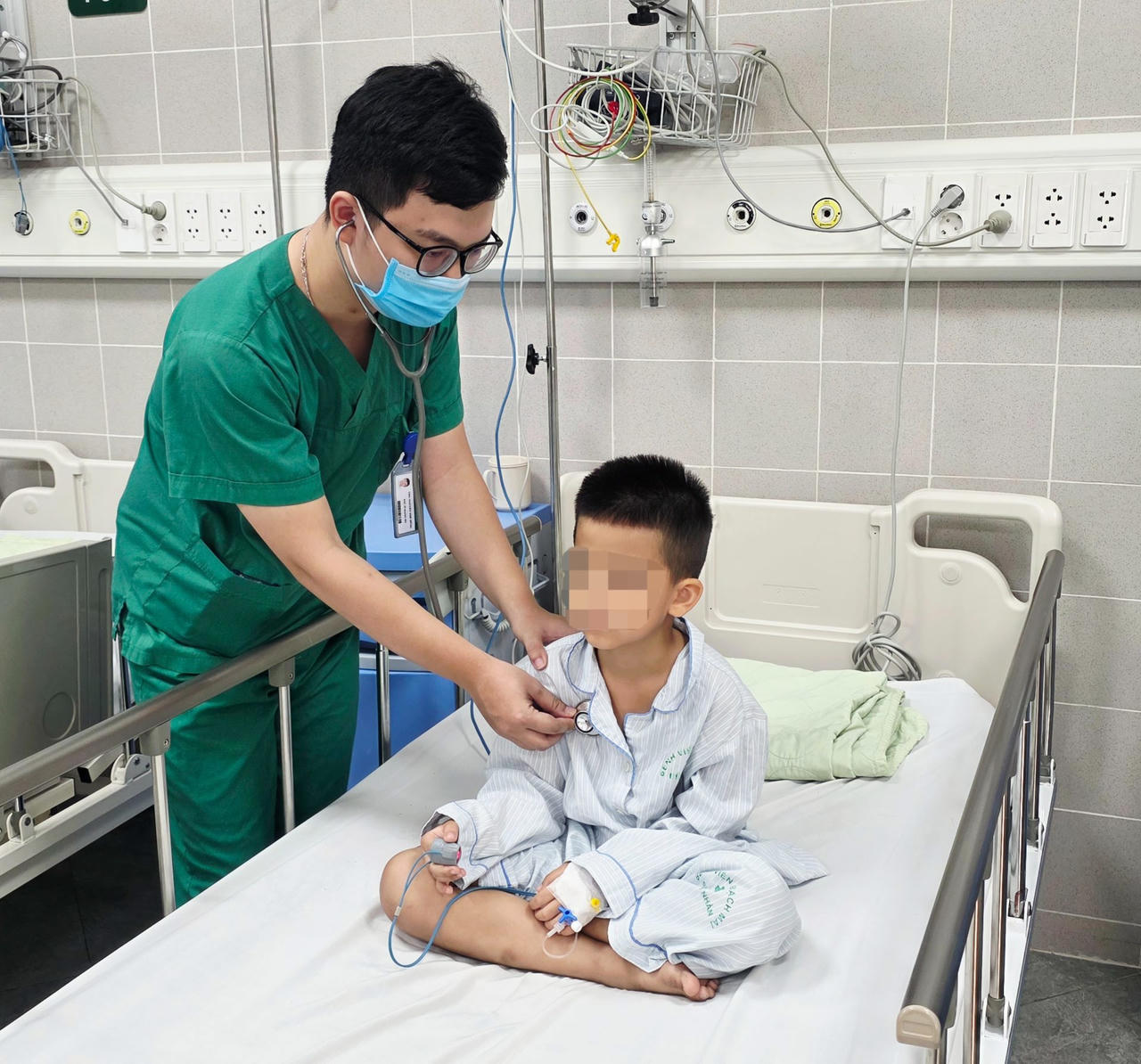 Bệnh nhi tại Trung tam Nhi khoa đ&atilde; c&oacute; to&agrave;n trạng ổn định. (Ảnh: BVBM)