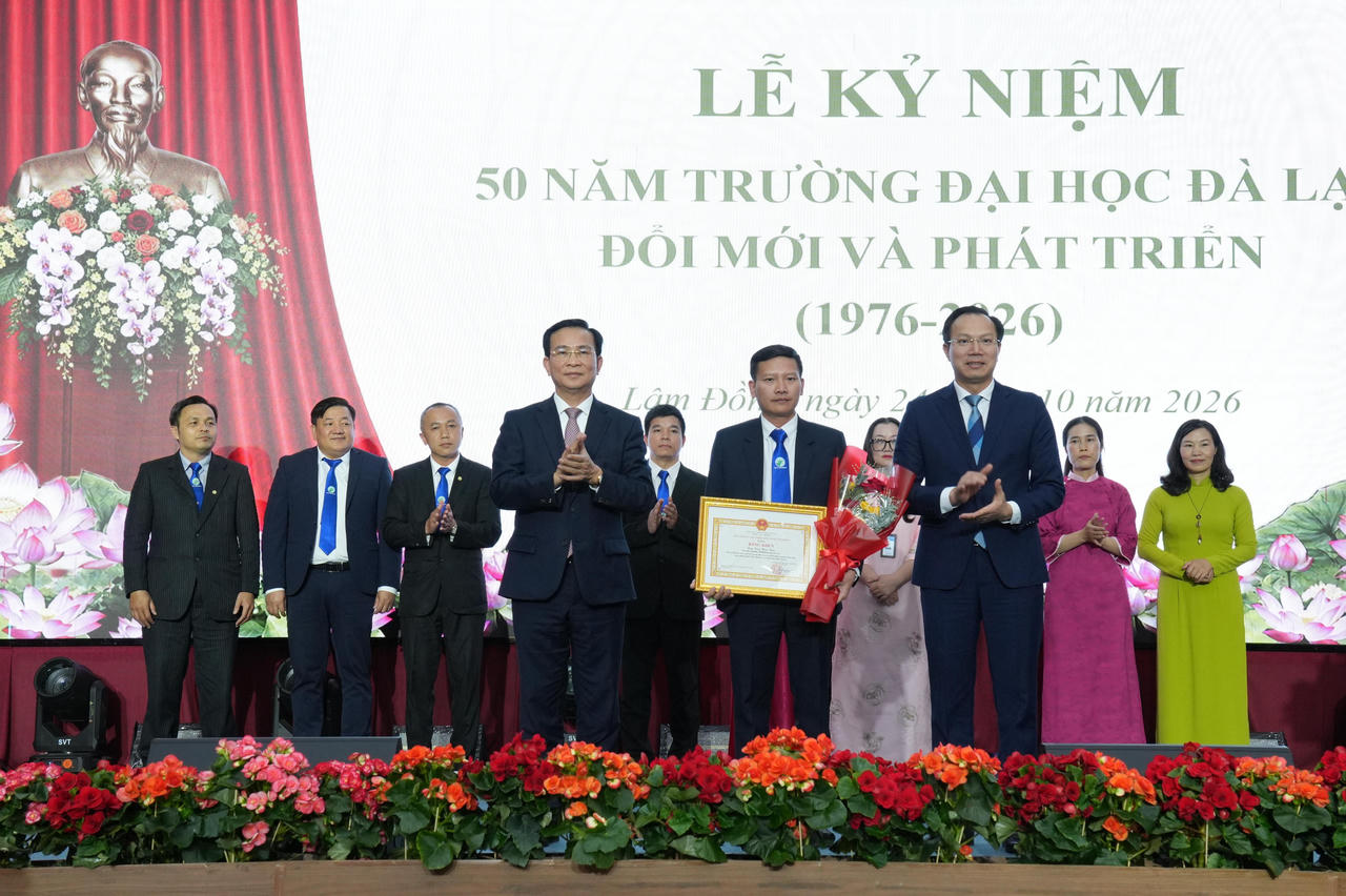 &Ocirc;ng Hồ Văn Mười - Chủ tịch L&acirc;m Đồng v&agrave; &ocirc;ng Đo&agrave;n Trung Ki&ecirc;n - Thứ trưởng Bộ GD&amp;amp;ĐT tặng khen cho c&aacute;c c&aacute; nh&acirc;n thuộc Trường Đại học Đ&agrave; Lạt c&oacute; th&agrave;nh t&iacute;ch xuất sắc. Ảnh: D.N.