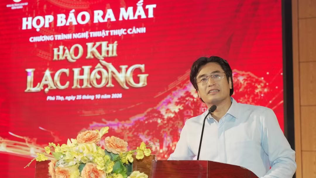 Đạo diễn Mai Long chia sẻ tại buổi họp b&aacute;o. Ảnh: BTC