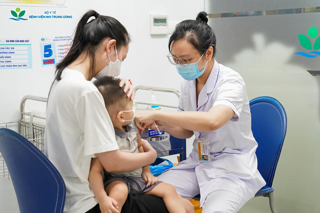 Ti&ecirc;m chủng vắc xin l&agrave; biện ph&aacute;p ph&ograve;ng bệnh hiệu quả nhất để l&agrave;m giảm tỷ lệ mắc bệnh v&agrave; tỷ lệ tử vong do c&aacute;c bệnh truyền nhiễm. (Ảnh: Bệnh viện Nhi Trung ương)