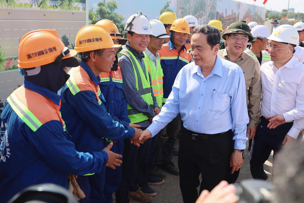Chủ tịch Quốc hội yêu cầu đẩy nhanh tiến độ 21 dự án phục vụ APEC 2027