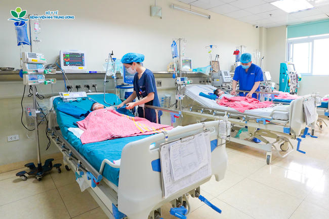 Khoảng 10&ndash;20% người bệnh sống s&oacute;t phải chịu đựng c&aacute;c di chứng vĩnh viễn do bệnh vi&ecirc;m n&atilde;o m&ocirc; cầu. (Ảnh: Bệnh viện Nhi Trung ương)