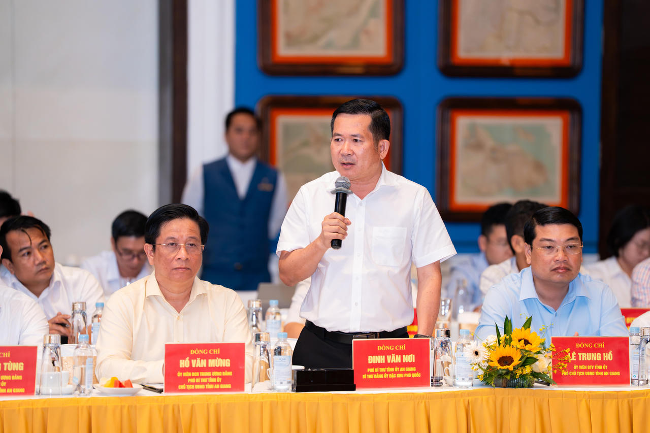 &Ocirc;ng Đinh Văn Nơi, Ph&oacute; B&iacute; thư Tỉnh ủy An Giang, B&iacute; thư Đảng ủy đặc khu Ph&uacute; Quốc ph&aacute;t biểu. Ảnh: Kh&aacute;nh Th&ugrave;y