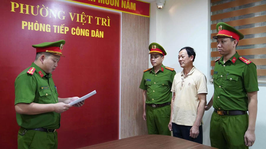 Cơ quan Cảnh s&aacute;t điều tra C&ocirc;ng an tỉnh Ph&uacute; Thọ thi h&agrave;nh quyết định khởi tố bị can v&agrave; lệnh bắt bị can để tạm giam đối với Qu&aacute;ch Ch&iacute; L&acirc;m.