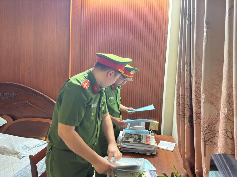 Cơ quan Cảnh s&aacute;t Điều tra kh&aacute;m x&eacute;t nơi ở của đối tượng Qu&aacute;ch Ch&iacute; L&acirc;m.