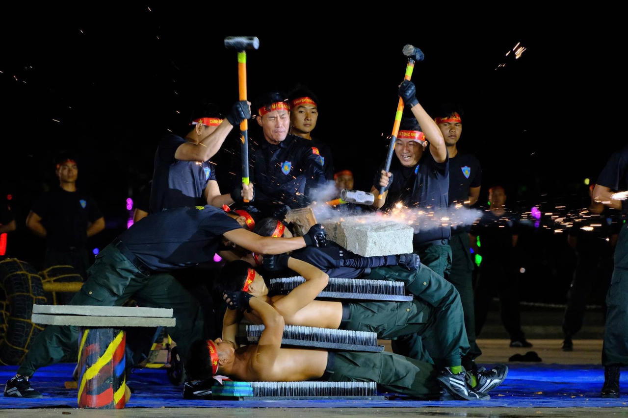 Cảnh s&aacute;t đặc nhiệm tr&igrave;nh diễn c&ocirc;ng ph&aacute; b&ecirc; t&ocirc;ng tại Hội thao C&ocirc;ng an nh&acirc;n d&acirc;n năm 2026. (ảnh: cscd.bocongan.gov.vn)