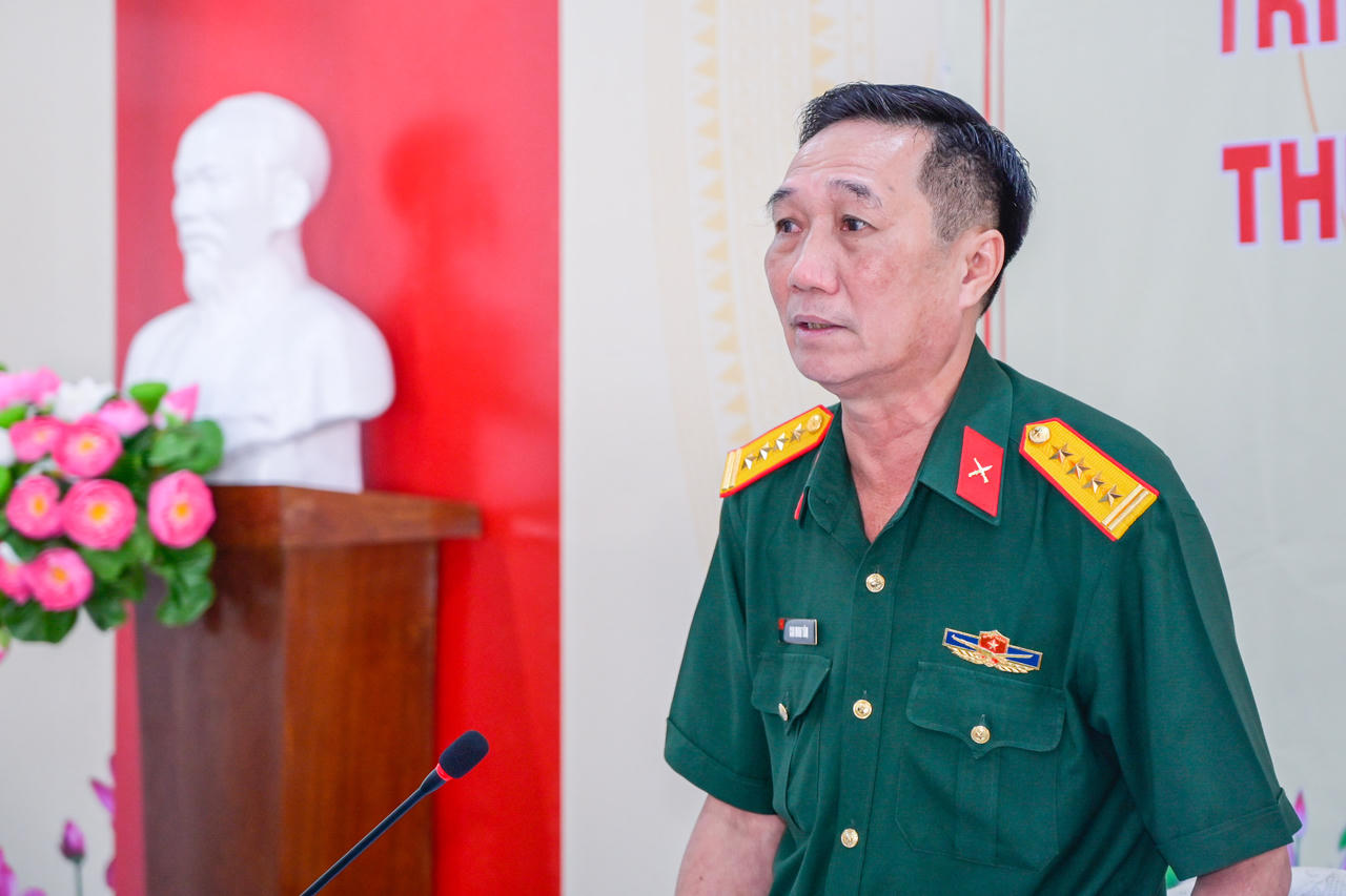 Đại t&aacute; Cao Minh T&acirc;m, Ph&oacute; Ch&iacute;nh ủy Bộ Chỉ huy Qu&acirc;n sự tỉnh, Ph&oacute; Trưởng ban Thường trực Ban Tổ chức c&aacute;c hoạt động &ldquo;Tết Qu&acirc;n - D&acirc;n&rdquo; năm 2027 ph&aacute;t biểu kết luận hội nghị. Ảnh: Phương Vũ