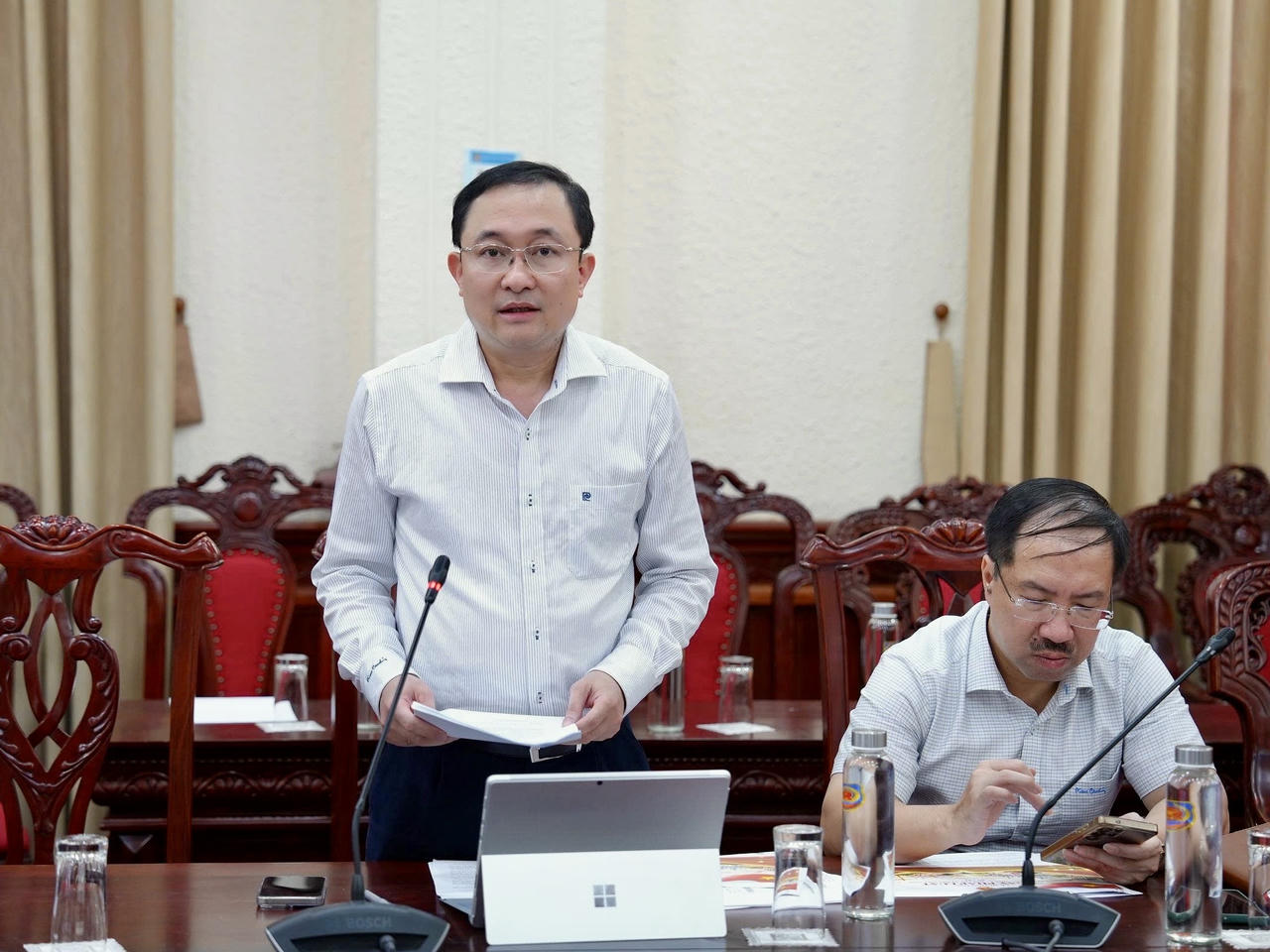 Phó Cục trưởng Cục Phổ biến, gi&aacute;o dục ph&aacute;p luật v&agrave; Trợ gi&uacute;p ph&aacute;p l&yacute;  Phan H&ocirc;̀ng Nguy&ecirc;n b&aacute;o c&aacute;o.