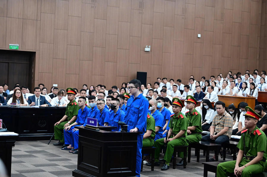 C&aacute;c bị c&aacute;o tại t&ograve;a.