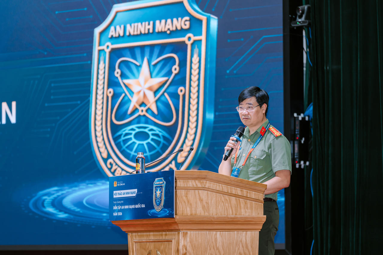 Đại t&aacute;, Tiến sĩ Nguyễn Hồng Qu&acirc;n - Ph&oacute; Cục trưởng Cục An ninh mạng (A05), Bộ C&ocirc;ng an biểu dương v&agrave; đ&aacute;nh gi&aacute; cao kết quả xuất sắc của c&aacute;c đội thi trong khu&ocirc;n khổ chương tr&igrave;nh. (Ảnh: NCA)
