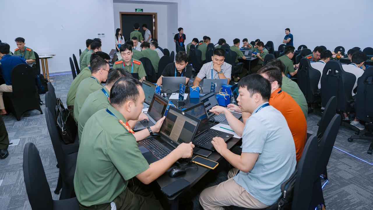 C&aacute;c đội thực h&agrave;nh ph&ograve;ng thủ, truy vết tấn c&ocirc;ng v&agrave; thu thập chứng cứ điện tử phục vụ điều tra. (Ảnh: NCA)