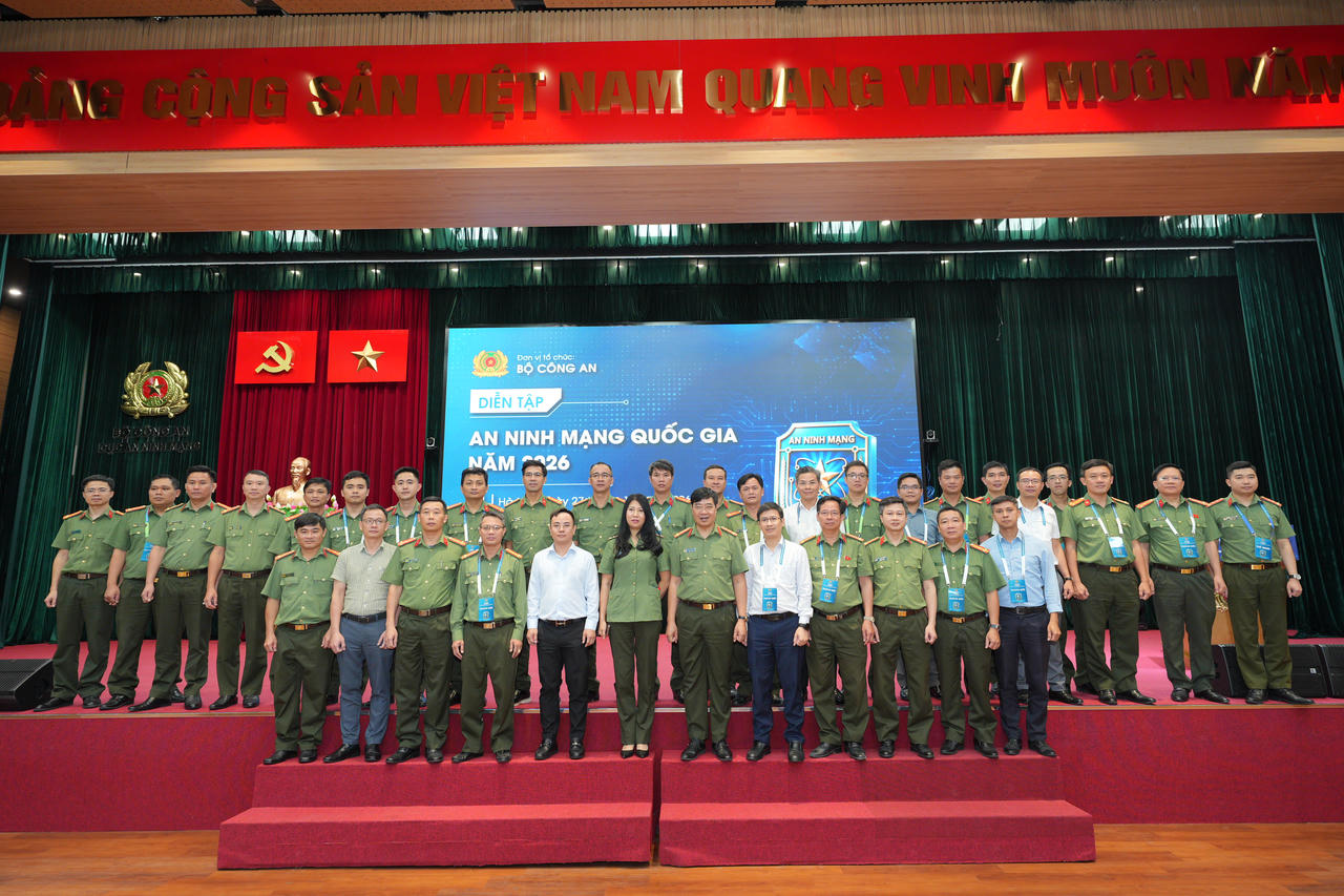 C&aacute;c đại biểu chụp ảnh lưu niệm tại chương tr&igrave;nh. (Ảnh: NCA)