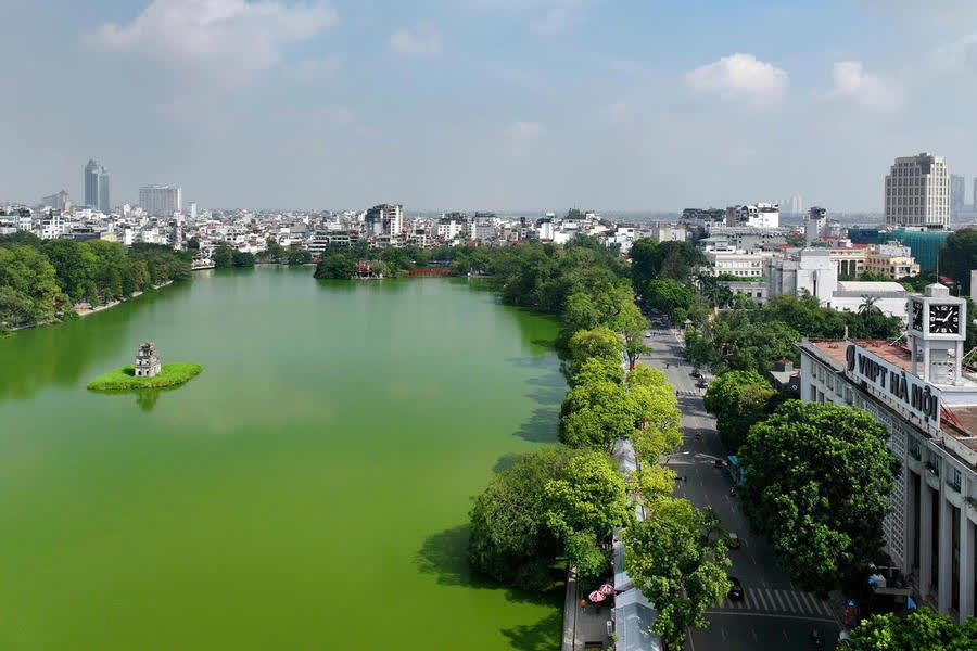 Khu vực hồ Gươm nh&igrave;n từ tr&ecirc;n cao (Ảnh: Tuấn Huy).