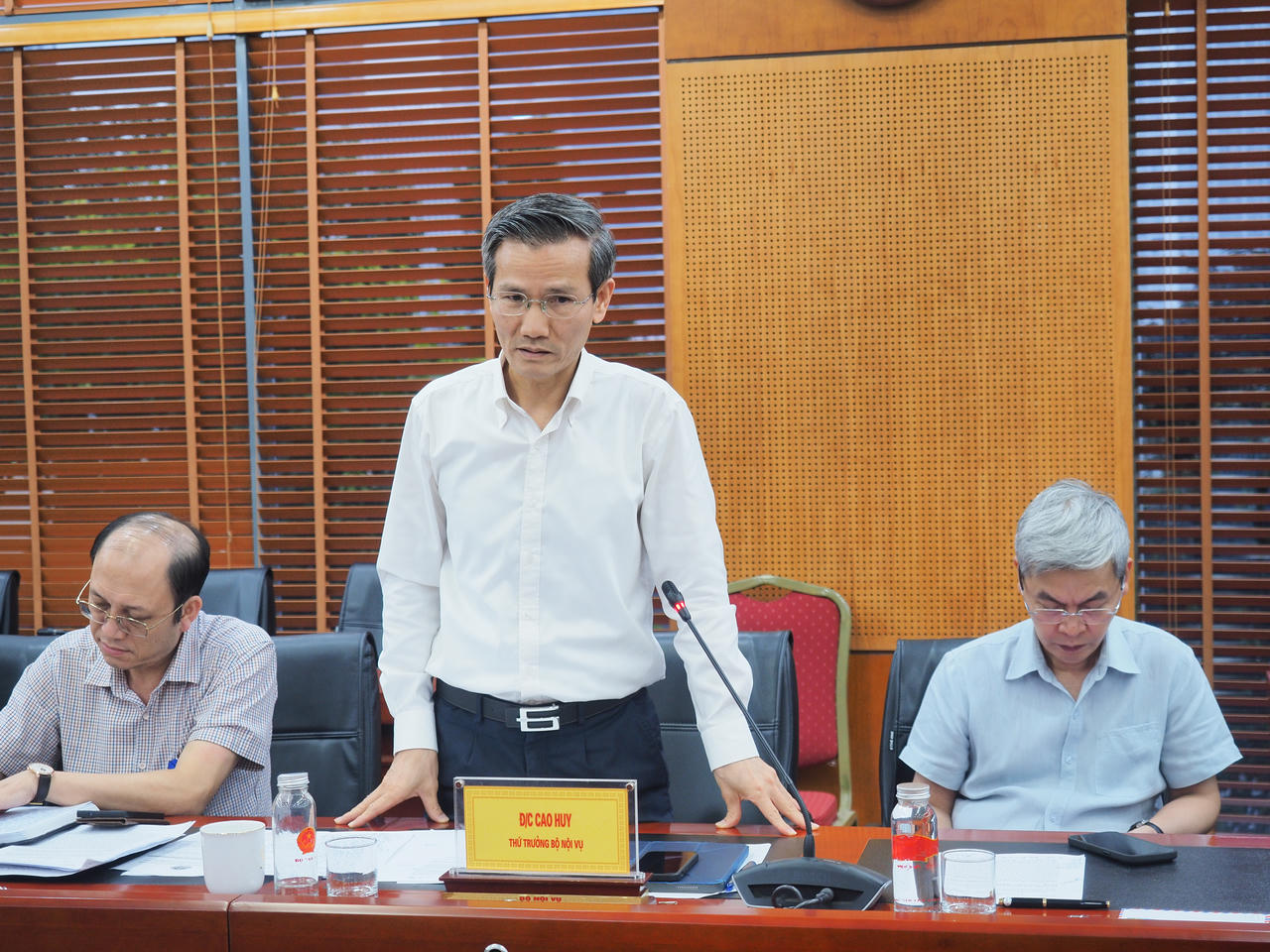 Thứ trưởng Bộ Nội vụ Cao Huy ph&aacute;t biểu tại buổi l&agrave;m việc.