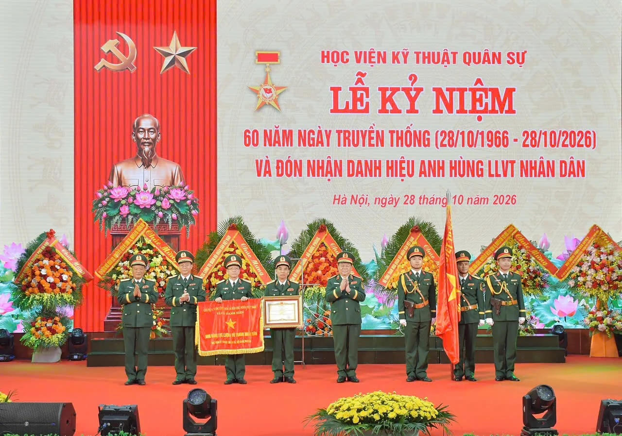 Học viện Kỹ thuật qu&acirc;n sự đ&oacute;n nhận danh hiệu Anh h&ugrave;ng Lực lượng vũ trang nh&acirc;n d&acirc;n lần thứ hai. (Ảnh: MTA)