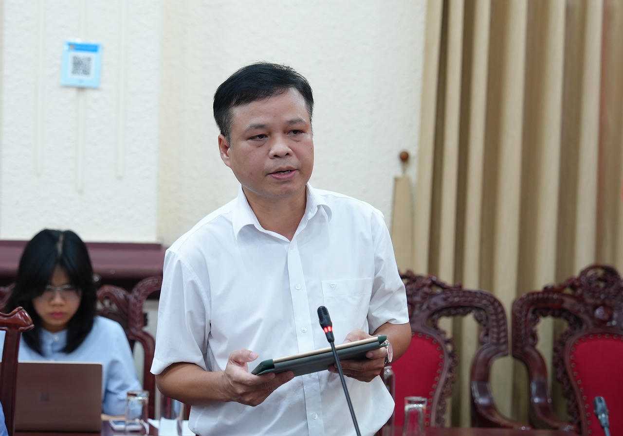 Ph&oacute; Cục trưởng Cục C&ocirc;ng nghệ th&ocirc;ng tin Phạm Đức Dụ th&ocirc;ng tin tại cuộc họp.
