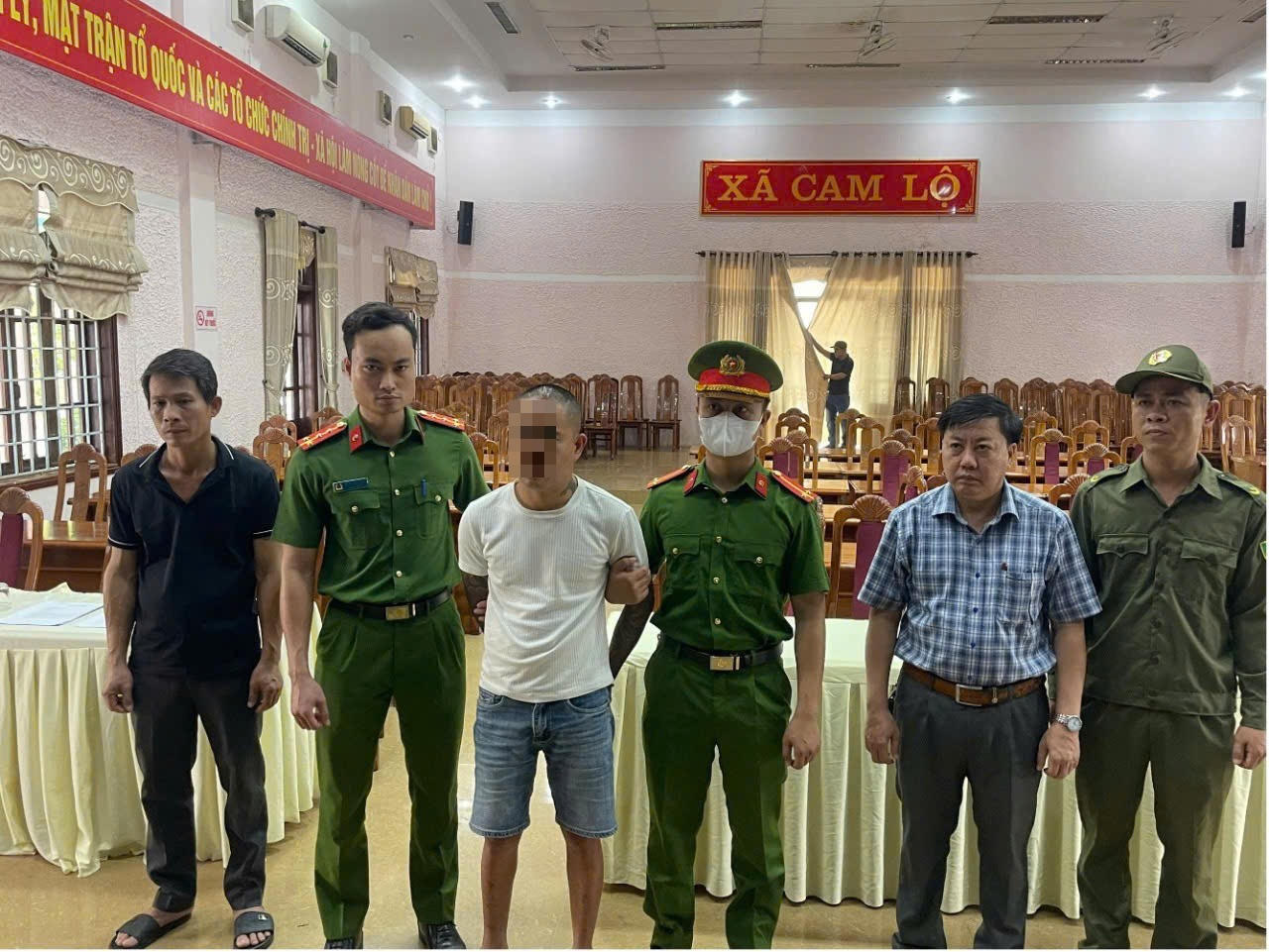 Cơ quan CSĐT C&ocirc;ng an tỉnh Quảng Trị thi h&agrave;nh lệnh bắt bị can để tạm giam đối với Nguyễn Tấn Thắng. (Ảnh: CA tỉnh Quảng Trị)