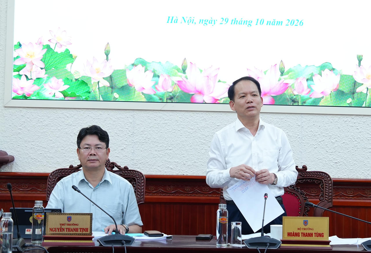 Bộ trưởng Ho&agrave;ng Thanh T&ugrave;ng kết luận cuộc họp.