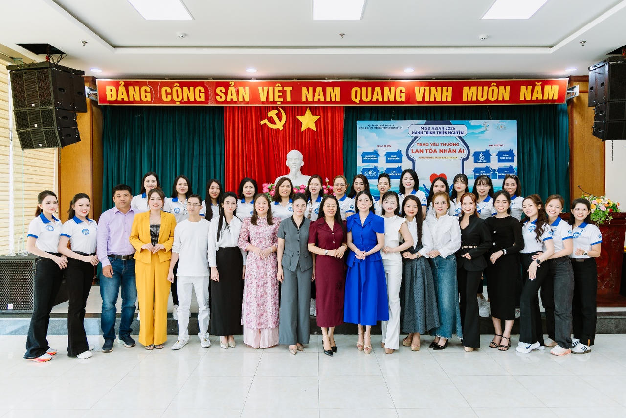 Ban Tổ chức, nh&agrave; t&agrave;i trợ v&agrave; Top 20 th&iacute; sinh Miss Asian 2026 chụp ảnh lưu niệm, kh&eacute;p lại chương tr&igrave;nh thiện nguyện gi&agrave;u &yacute; nghĩa tại Quy Nhơn.