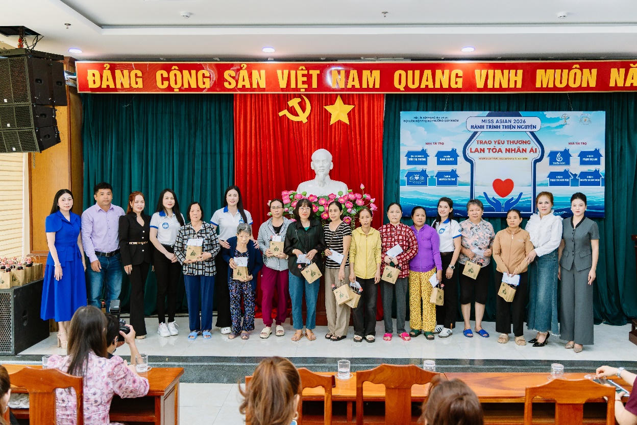 Ban Tổ chức Miss Asian 2026, nh&agrave; t&agrave;i trợ v&agrave; th&iacute; sinh trao tặng những phần qu&agrave; thiết thực đến phụ nữ c&oacute; ho&agrave;n cảnh kh&oacute; khăn tr&ecirc;n địa b&agrave;n phường Quy Nhơn.