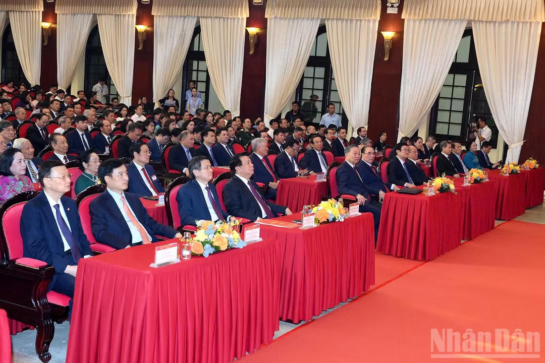 Tổng B&iacute; thư, Chủ tịch nước T&ocirc; L&acirc;m v&agrave; c&aacute;c đồng ch&iacute; l&atilde;nh đạo, nguy&ecirc;n l&atilde;nh đạo Đảng, Nh&agrave; nước dự Lễ kỷ niệm 30 năm Ng&agrave;y th&agrave;nh lập Hội đồng L&yacute; luận Trung ương v&agrave; đ&oacute;n nhận Hu&acirc;n chương Hồ Ch&iacute; Minh. Ảnh: nhandan.vn