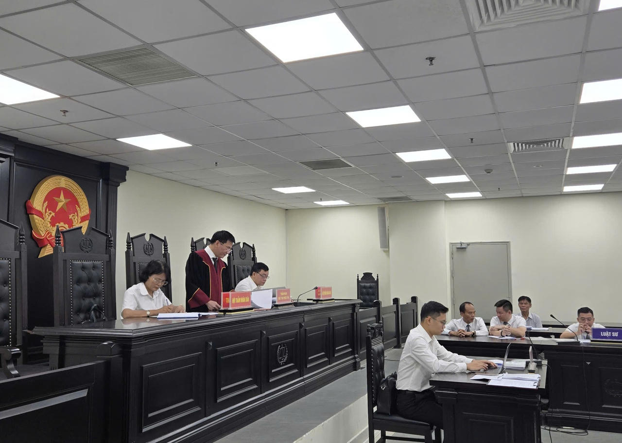 HĐXX quyết định ho&atilde;n phi&ecirc;n xử do vắng mặt 1 bị c&aacute;o v&agrave; 30 người c&oacute; quyền lợi, nghĩa vụ li&ecirc;n quan.