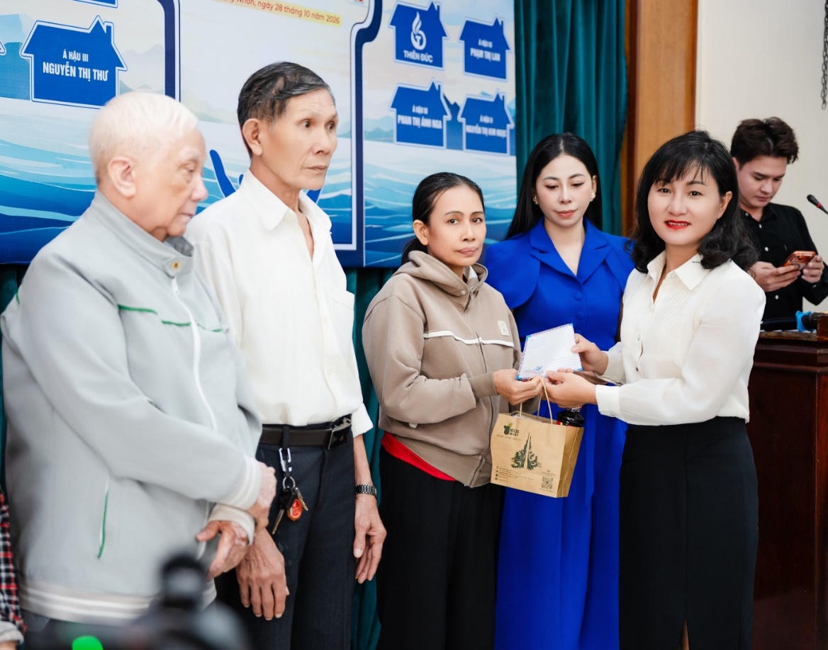 B&agrave; Văn Thị Tuấn T&uacute; &ndash; Ủy vi&ecirc;n Ban Thường vụ, Chủ tịch Ủy ban Mặt trận Tổ quốc Việt Nam phường Quy Nhơn (&aacute;o trắng) v&agrave; Hoa hậu Đại sứ To&agrave;n cầu Nguyễn Hạnh Nguy&ecirc;n &ndash; Ph&oacute; Chủ tịch ki&ecirc;m Trưởng Ban Tổ chức (&aacute;o xanh) gửi gắm th&ocirc;ng điệp tri &acirc;n một nửa thế giới bằng những h&agrave;nh động thiết thực v&agrave; nh&acirc;n văn.