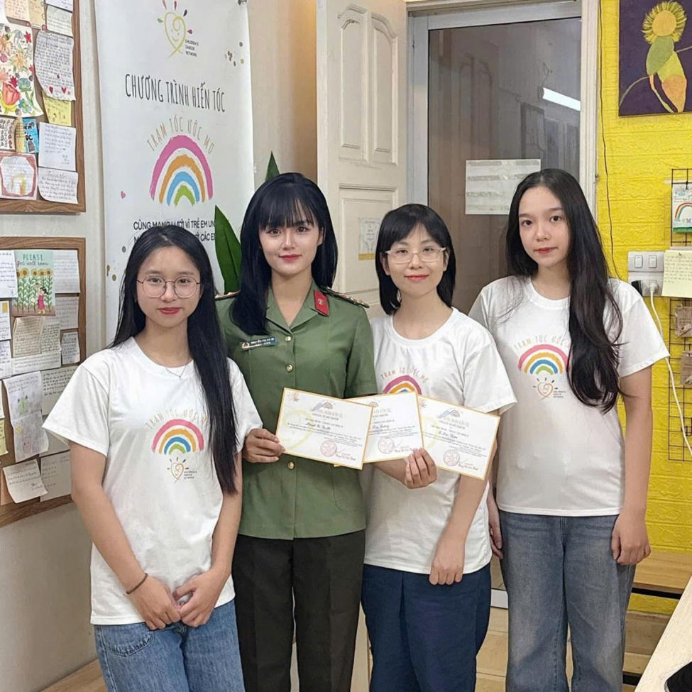 Đại &uacute;y Nguyễn Thị H&agrave; Mi - người khởi xướng m&ocirc; h&igrave;nh &ldquo;Trạm t&oacute;c chiến sĩ&rdquo; v&agrave; h&agrave;nh tr&igrave;nh 17 năm thiện nguyện hiến m&aacute;u hiếm, hiến t&oacute;c. (Ảnh: CACC).