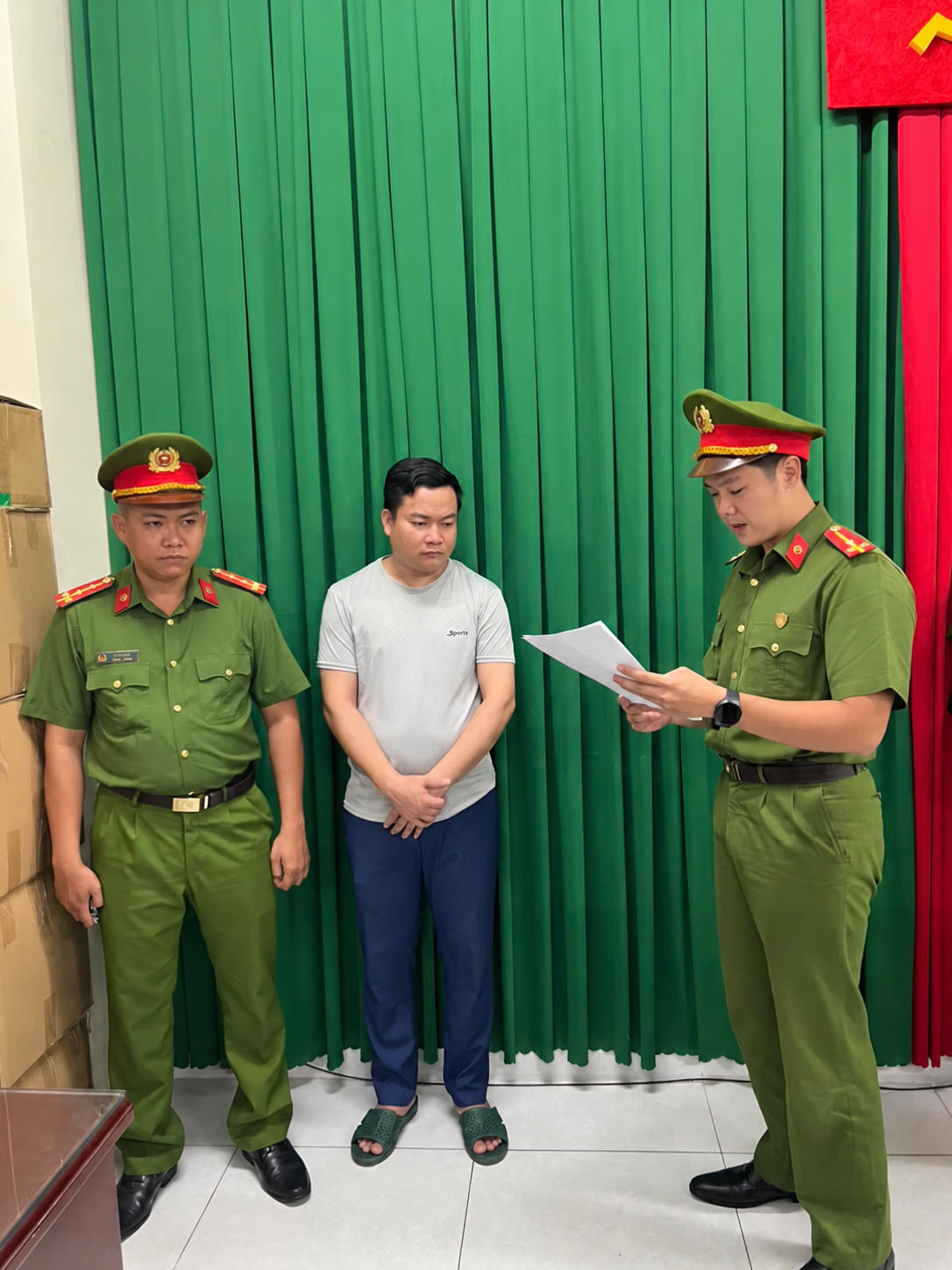 Nguyễn Ho&agrave;i Phong tại cơ quan điều tra. Ảnh: C&ocirc;ng an cung cấp