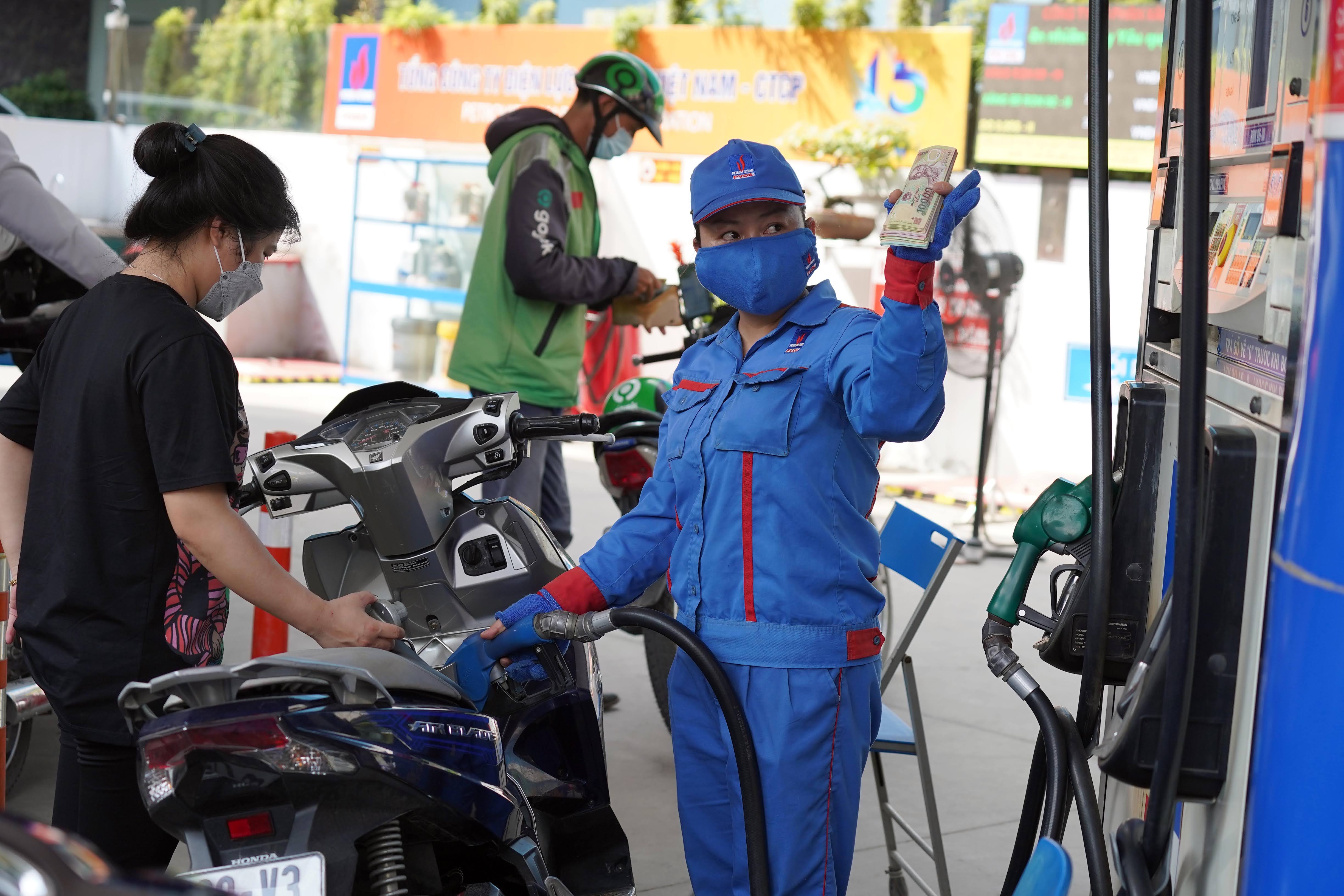 Giá xăng giảm liên tiếp góp phần trút bỏ gánh nặng chi phí trên vai doanh nghiệp, người dân. Ảnh: Quang Vinh