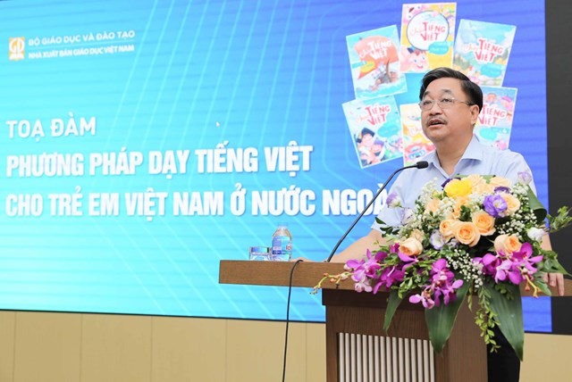 Ông Hoàng Lê Bách, Tổng Giám đốc NXB Giáo dục Việt Nam phát biểu tại Tọa đàm. Ảnh: Thanh Tùng.