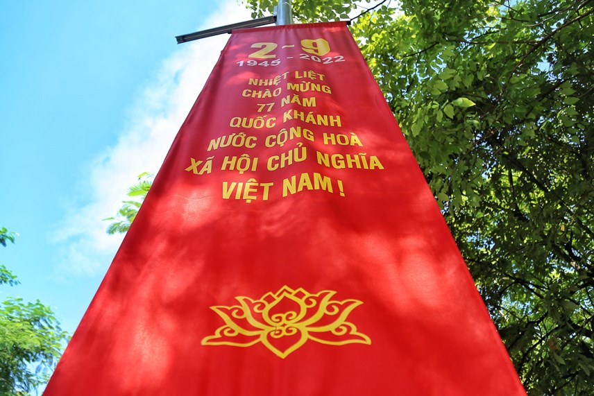 Khẩu hiệu mang dòng chữ "Nhiệt liệt chào mừng Kỷ niệm 77 năm Quốc khánh Nước Cộng hòa xã hội chủ nghĩa Việt Nam" được trang trí khắp các tuyến phố.