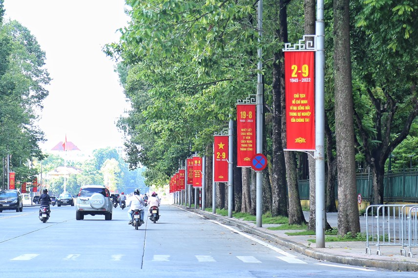 Những ngày gần đây, khắp các tuyến phố trên địa bàn Thủ đô Hà Nội đã được trang trí cắc băng rôn, khẩu hiệu... chào mừng kỷ niệm 77 năm Cách mạng Tháng Tám và Quốc Khánh 2-9.