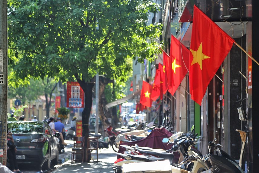 Sắc cờ đỏ, sao vàng tràn ngập tại tuyến phố Lê Hồng Phong để chào mừng ngày lễ lớn.