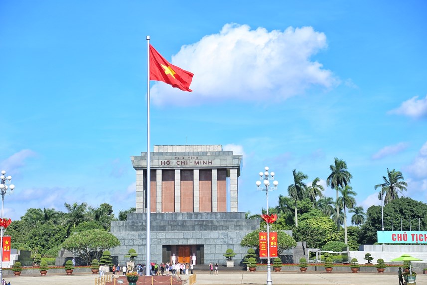 Tại Quảng trường Ba Đình, Lăng Chủ tịch Hồ Chí Minh, cờ hoa được treo xung quanh chào mừng ngày lễ lớn của dân tôc.