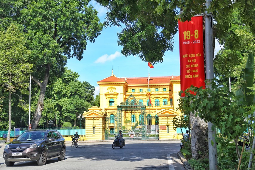 Con đường Hoàng Văn Thụ nối vào Phủ Chủ tịch nước cũng đã trang hoàng băng rôn, khẩu hiệu.