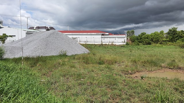 Hàng trăm ngôi mộ được người dân di dời khẩn cấp nhường đất làm dự án, nhưng dự án không triển khai.