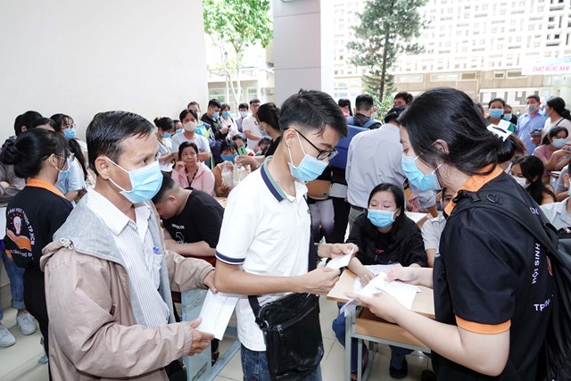 Thí sinh trúng tuyển làm thủ tục nhập học tại Trường ĐH Y dược TPHCM.  Ảnh: ĐÀO NGỌC THẠCH