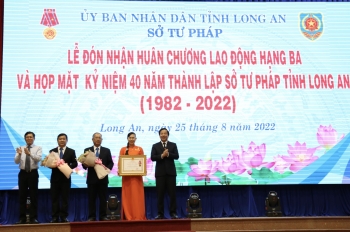HƯỚNG TỚI KỶ NIỆM 77 NĂM NGÀY TRUYỀN THỐNG NGÀNH TƯ PHÁP VIỆT NAM (28/8/1945 - 28/8/2022): Sở Tư pháp tỉnh Long An đón nhận Huân chương Lao động hạng Ba