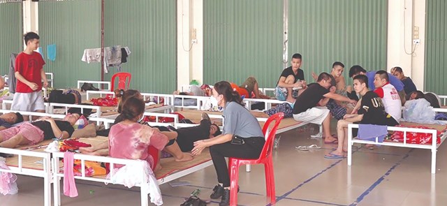 Những người vượt biên qua sông Bình Di về nước may mắn được đưa về trung tâm để theo dõi sức khỏe vẫn còn bàng hoàng khi nhớ lại cảnh bị tra tấn nơi xứ người.  