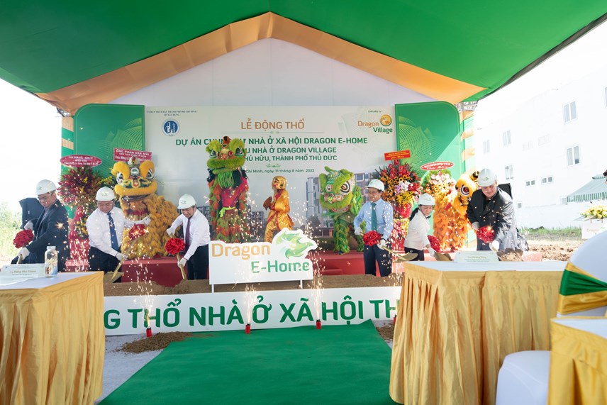 Đại biểu thực hiện nghi thức động thổ để xây dựng nhà ở xã hội.