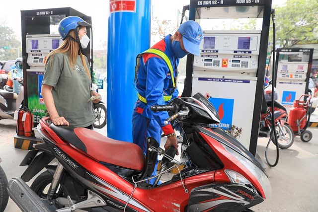 Giá xăng, dầu tăng hay giảm đều tác động trực tiếp đến mặt bằng giá cả. Ảnh: Quang Vinh.